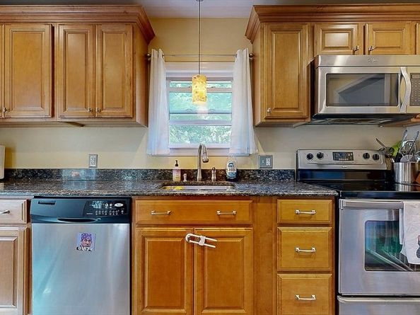 21 Pleasant St, Brookfield MA 01506