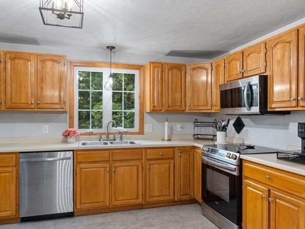 213 Cedar St, Sturbridge MA 01518