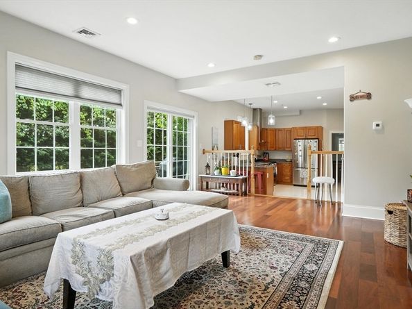 56 Town Hill St 56, Quincy MA 02169