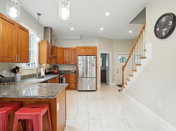 56 Town Hill St 56, Quincy MA 02169