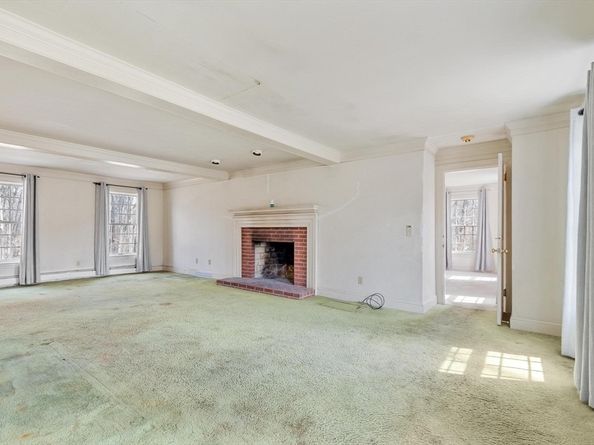 40 Pelham Dr, Fitchburg MA 01420