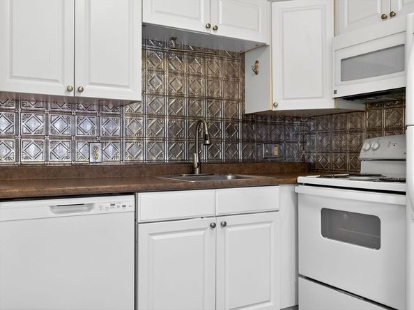 8 Kittredge St 10, Boston MA 02131