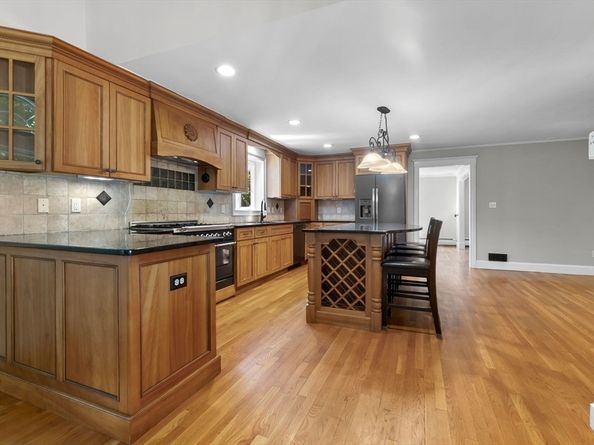 17 Topsfield Rd, Wenham MA 01984