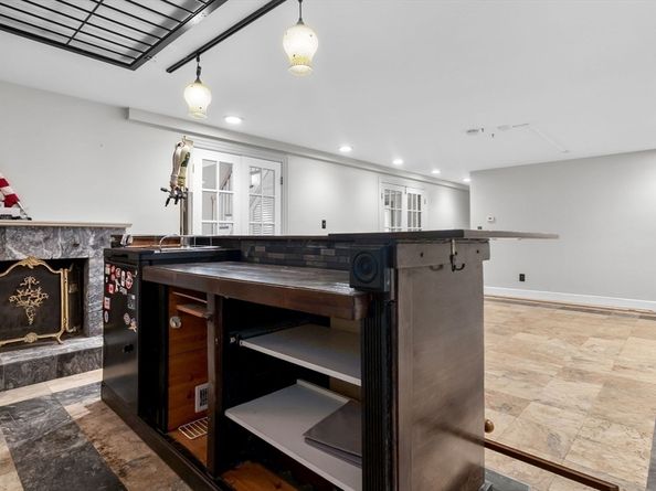 17 Topsfield Rd, Wenham MA 01984