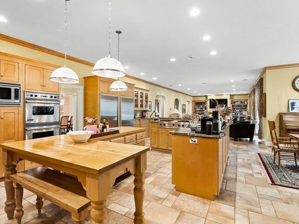 6 Steel Rd, Hopedale MA 01747