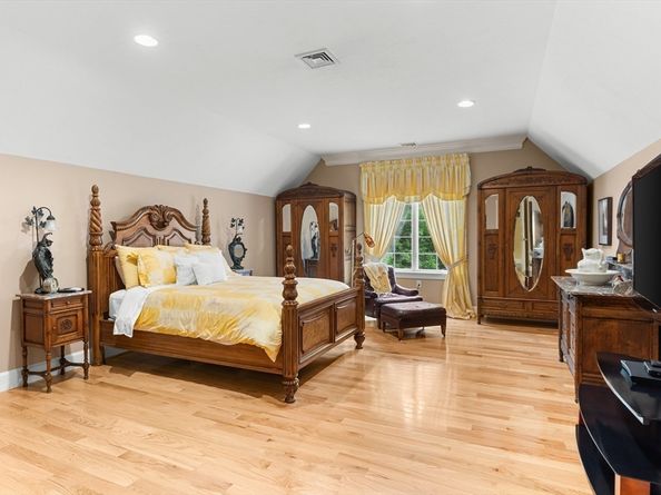 6 Steel Rd, Hopedale MA 01747