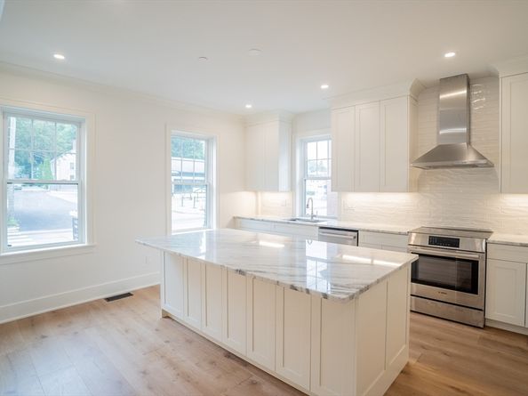 182 Merrimac St 1, Newburyport MA 01950