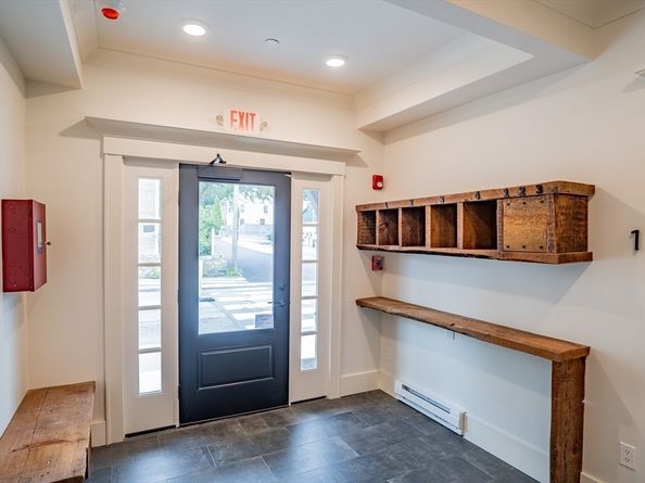 182 Merrimac St 1, Newburyport MA 01950