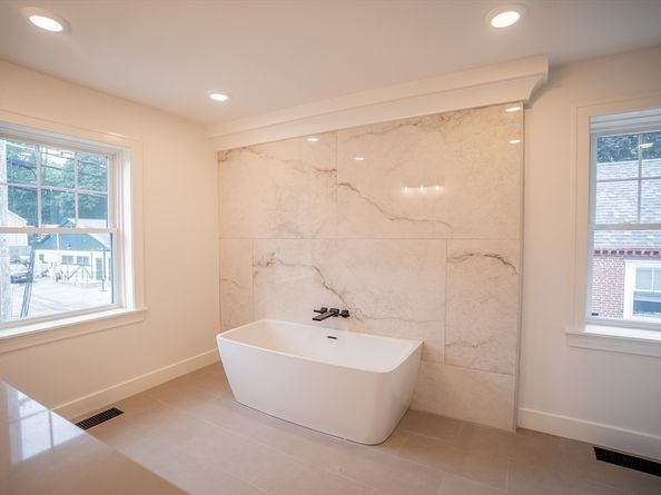 182 Merrimac St 1, Newburyport MA 01950