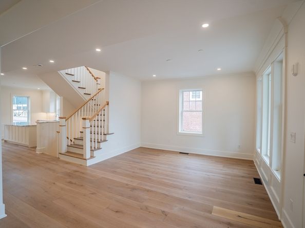 182 Merrimac St 1, Newburyport MA 01950