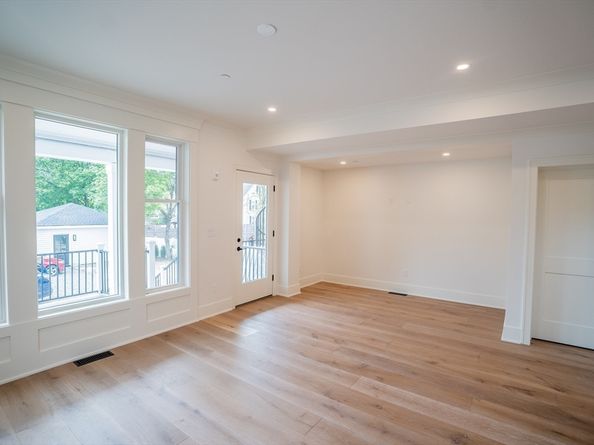 182 Merrimac St 1, Newburyport MA 01950