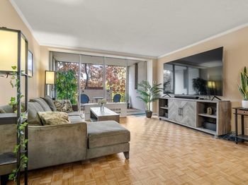 33 Pond Ave