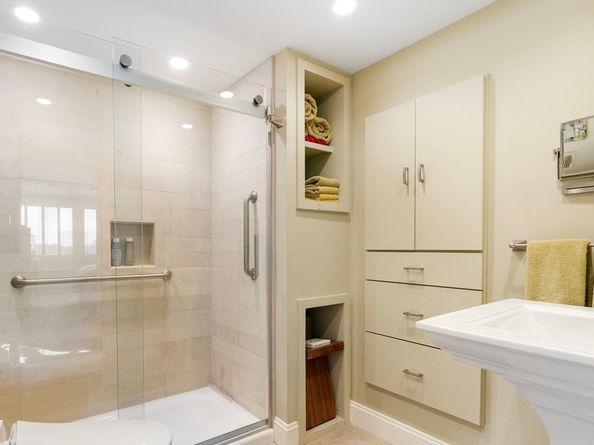 250 Hammond Pond Pkwy 916S, Newton MA 02467