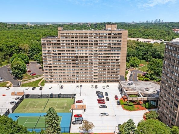 250 Hammond Pond Pkwy 916S, Newton MA 02467