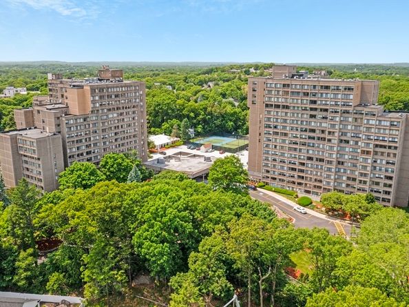 250 Hammond Pond Pkwy 916S, Newton MA 02467