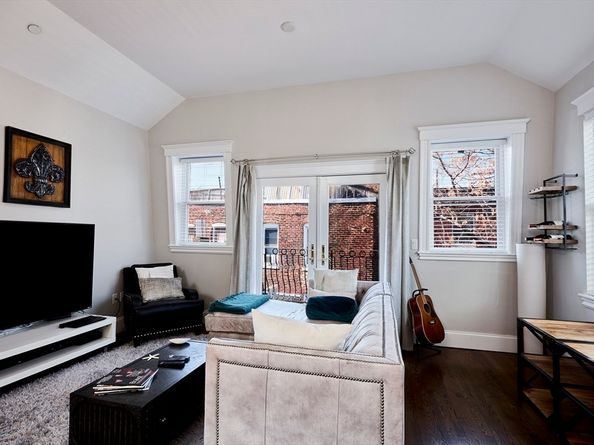 290 North St 4, Boston MA 02113