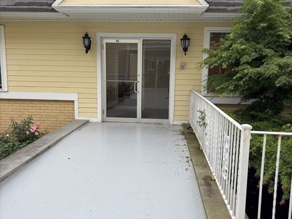 48 Phillips Rd 17, Holden MA 01520