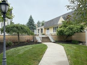 48 Phillips Rd 17, Holden MA 01520
