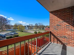 655 Saw Mill Brook Pkwy 9, Newton MA 02459