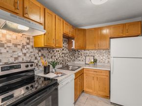 655 Saw Mill Brook Pkwy 9, Newton MA 02459