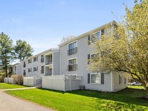 10 Village Green Ln 19, Natick MA 01760