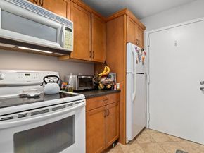 10 Village Green Ln 19, Natick MA 01760