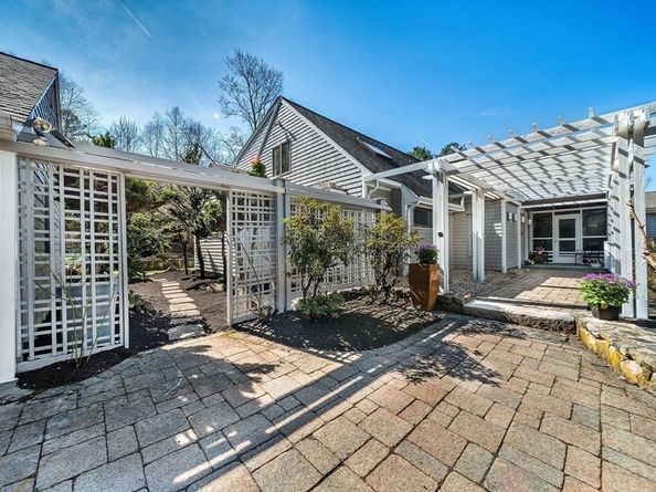39 Kings Grant Rd, Weston MA 02493