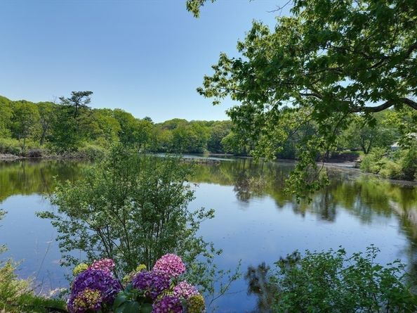 4 Jackson Pond Rd 4, Dedham MA 02026