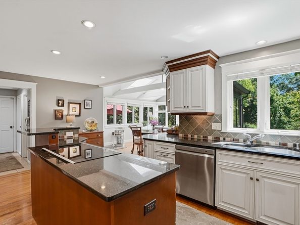 5 Diane Dr, Medway MA 02053
