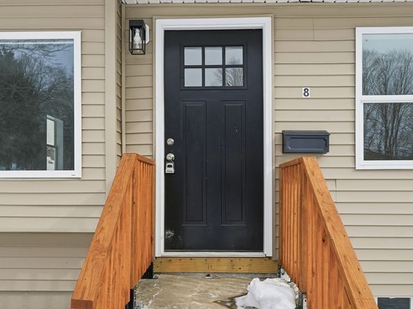 8 Sussex Ln, Worcester MA 01602