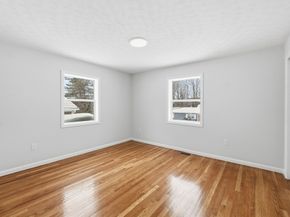 8 Sussex Ln, Worcester MA 01602