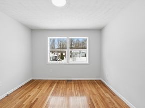 8 Sussex Ln, Worcester MA 01602