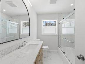 8 Sussex Ln, Worcester MA 01602
