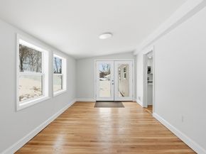 8 Sussex Ln, Worcester MA 01602