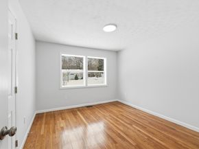 8 Sussex Ln, Worcester MA 01602