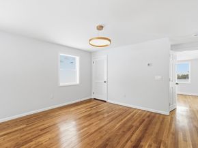 8 Sussex Ln, Worcester MA 01602