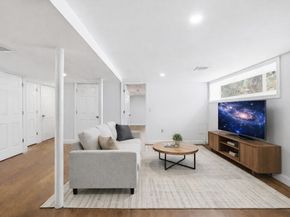8 Sussex Ln, Worcester MA 01602