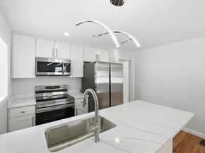 8 Sussex Ln, Worcester MA 01602