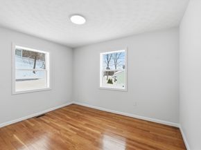 8 Sussex Ln, Worcester MA 01602