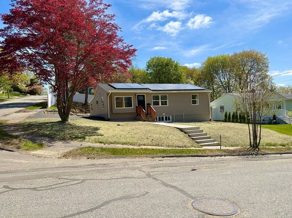 8 Sussex Ln, Worcester MA 01602