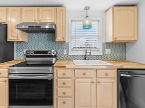 8 Cottage St, Wareham MA 02571