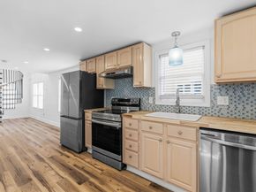 8 Cottage St, Wareham MA 02571