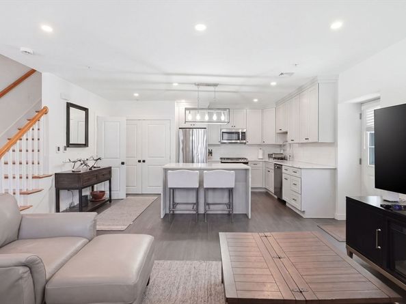 910 Saratoga St 20, Boston MA 02128