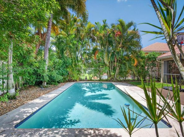 782 Lake Blvd, Weston FL 33326