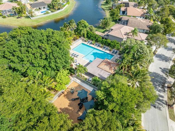 782 Lake Blvd, Weston FL 33326