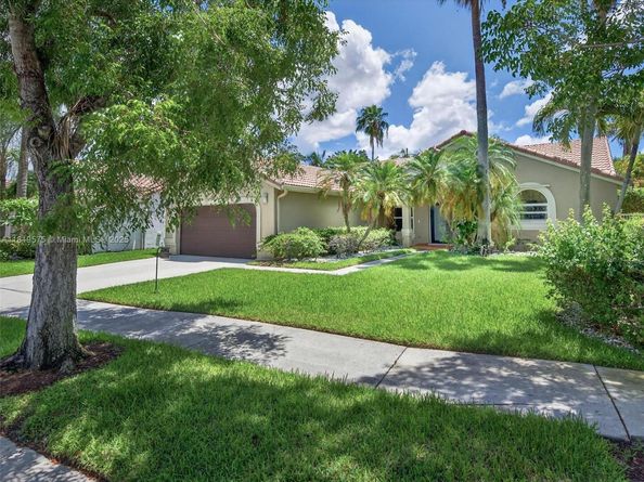 782 Lake Blvd, Weston FL 33326