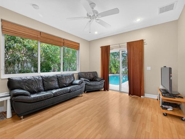782 Lake Blvd, Weston FL 33326