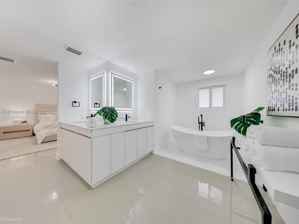 871 NE 81st St, Miami FL 33138