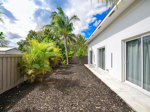 635 SW 9th St, Hallandale Beach FL 33009