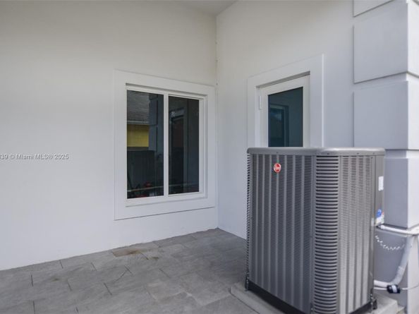 635 SW 9th St, Hallandale Beach FL 33009
